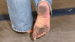 BEATRIZ WALK BAREFOOT IN THE GARAGE AND HER FEET ARE VERY DIRTY copy