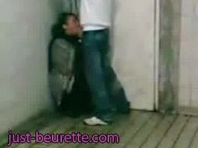 Beurette de cité suce un mec dans la cave