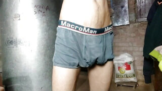 Những anh chàng nghiệp dư người Ấn Độ lực lưỡng với dương vật to và chưa cắt bao quy đầu thủ dâm và quan hệ tình dục với những cặp mông đồng tính săn chắc.