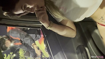 Loira peituda dá a bucetinha pra motoboy e mama seu namorado enquanto grava tudo