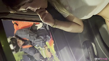 Loira peituda dá a bucetinha pra motoboy e mama seu namorado enquanto grava tudo
