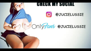 Gostosa com bundão se masturba sozinha no banheiro, com vibrador e dildo na sua buceta suculenta.