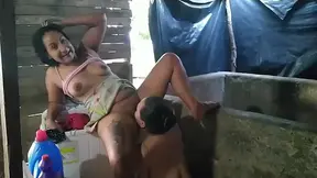 disfrutando de buen sexo l�sbico con la criada de la finca