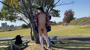 ニーハイ女装子まゆちゃんが広い公園で遠くに人がいるのに服の前をはだけてなにも着けてないはだかをさらして露出プレイを楽しんでいる
