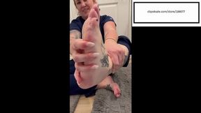 Sommerstimetats Itchy feet from long white socks