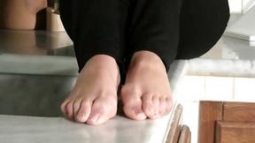 ”La morettina si toglie le scarpe per farti annusare i piedi nudi”