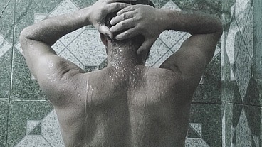 hombre desnudo masturbándose