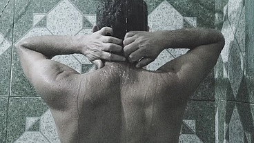 hombre desnudo masturbándose