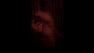 hombre desnudo masturbándose
