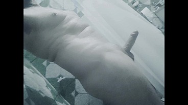 hombre desnudo masturbándose