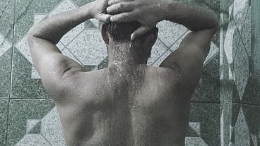 hombre desnudo masturbándose