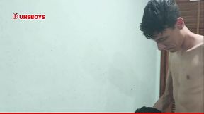 Um beijo grego gostoso , na beira da piscina