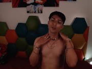Joven colombiano se desnuda poco a poco muy sensual para su daddy