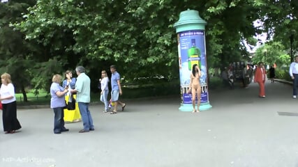 Nikola zeigt ihre geilen Titten und die Fickspalte in Puic 1