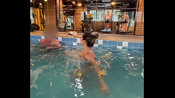 Seduzi o H&oacute_spede Dotado Na Piscina Do Hotel, Levei Pro Meu Quarto Pra Me Foder Na Frente Do Corno e Gozar Na Minha Boca - COMPLETO NO RED