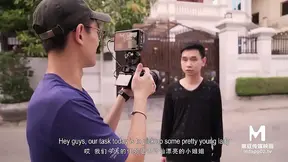Amateur strike up a conversation