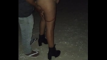 Mexicana caliente no se aguanta y pide que la manoseen toda en la playa en p&uacute_blico