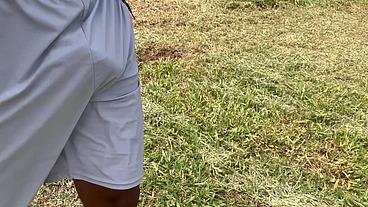 Fui dar um rolê sem cueca e recebi mijão de macho na boca