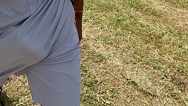 Fui dar um rolê sem cueca e recebi mijão de macho na boca