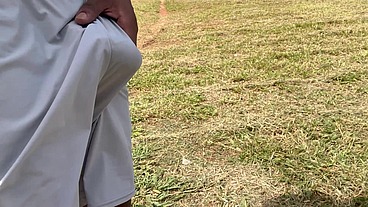 Fui dar um rolê sem cueca e recebi mijão de macho na boca