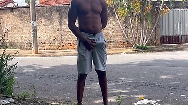 Fui dar um rolê sem cueca e recebi mijão de macho na boca