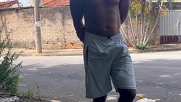 Fui dar um rolê sem cueca e recebi mijão de macho na boca