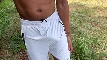 Fui dar um rolê sem cueca e recebi mijão de macho na boca