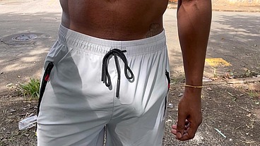 Fui dar um rolê sem cueca e recebi mijão de macho na boca