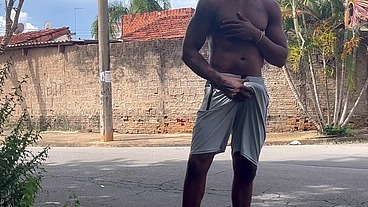 Fui dar um rolê sem cueca e recebi mijão de macho na boca