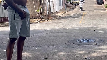 Fui dar um rolê sem cueca e recebi mijão de macho na boca