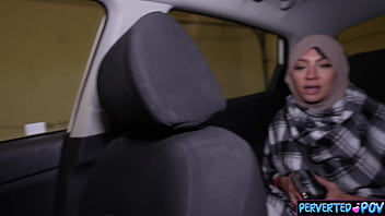 Arabic MILF seduces her Russian driver