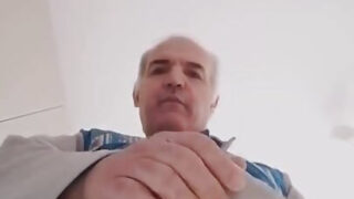 Avrupalı amatör bir baba, devasa kıllı penisini okşayarak çılgınca mastürbasyon yapıyor.