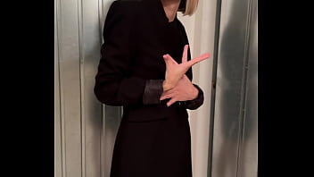 vestita in modo molto sexy con sopra un cappotto sono scesa in fretta in cantina per accendere l&#039_interruttore di corrente, sulle scale ho incrociato il mio vicino che mi ha vista e si e&#039_ eccitato molto