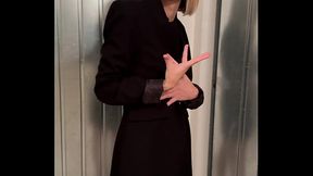vestita in modo molto sexy con sopra un cappotto sono scesa in fretta in cantina per accendere l'_interruttore di corrente, sulle scale ho incrociato il mio vicino che mi ha vista e si e'_ eccitato molto