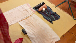 Německá děvka s velkým zadkem v punčochách a spodním prádle dostane anální fistu, dokud se jí doširoka neotevře