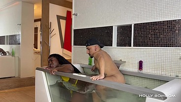 Dei tanto na hidro que chamei o Putinho pra me fuder na cama