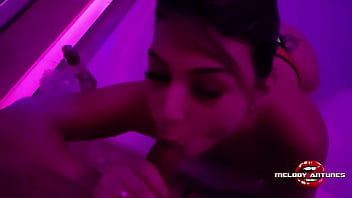 A espetacular atriz Melody Antunes recebeu um  belo convite do amigo dotado pro motel e l&aacute_ a boquinha de veludo fez um maravilhoso boquete e ganhou a melhor gozada do Xvideos dentro da hidro! CONFIRA!