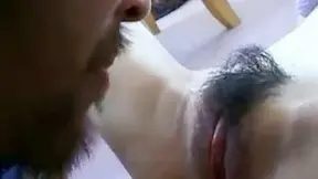 Muñeca japonesa vulgar se masturba su coño adentro casa