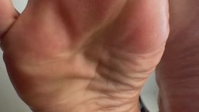 GIANTESS LETS YOU WORSHIP HER SOLES
