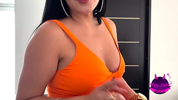 Milf caliente se masturba con juguete nuevo.