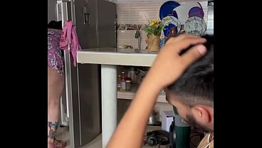 Madrastra se masturba en la cocina Con sus enormes tetas grandes