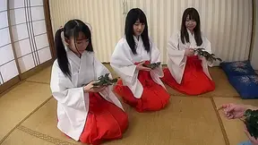 Arisu Hayase & Asami Tsuchiya & Haruna Aitsuki & Mizuki Inoue & Yui Saotome in Cuties at the Temple - JapansTiniest