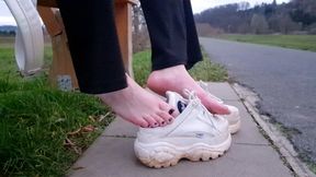 Weiße Buffalo Clogs, schwarzer Lack & süße Verführung