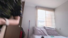 Mi chica de la limpieza me limpia la humedad vaginal