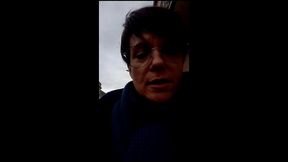 j arrive dans la rue ou je dois visiter l appartement ... je vois au loin un ...
