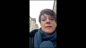 j arrive dans la rue ou je dois visiter l appartement ... je vois au loin un ...