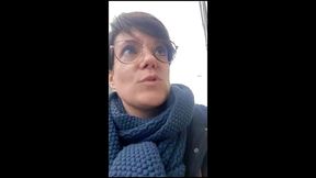 j arrive dans la rue ou je dois visiter l appartement ... je vois au loin un ...