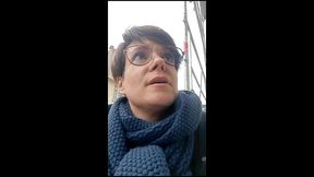 j arrive dans la rue ou je dois visiter l appartement ... je vois au loin un ...