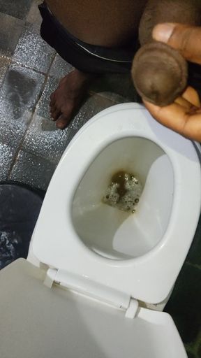 23yrs Indian Guy pissing in bathroom