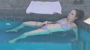 Anal masturbation at the swimming pool with CATHY CROWN